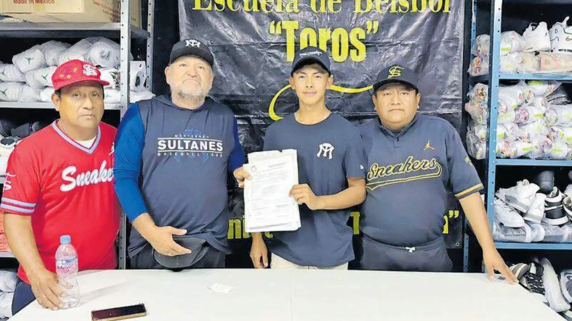 Kevin Daniel Sánchez García firmó para os Sultanes de Monterrey Cortesía Eduardo Hernández